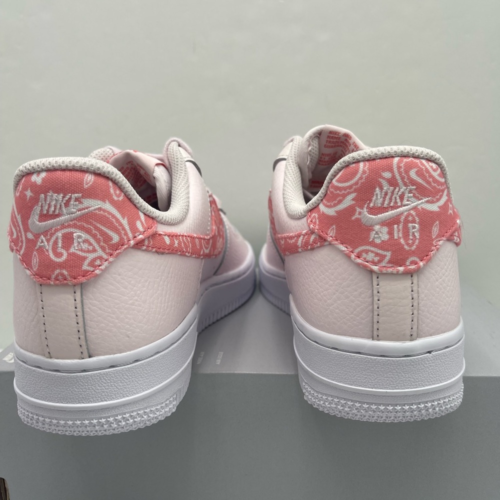 Nike Women W AIR FORCE 1 '07
PEARL PINK/CORAL CHALK-WHITE Pink Platform Sneakers - Picture 10 of 16